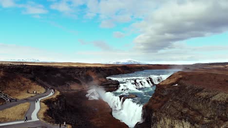 erhebt sich über den wasserfall gulffoss