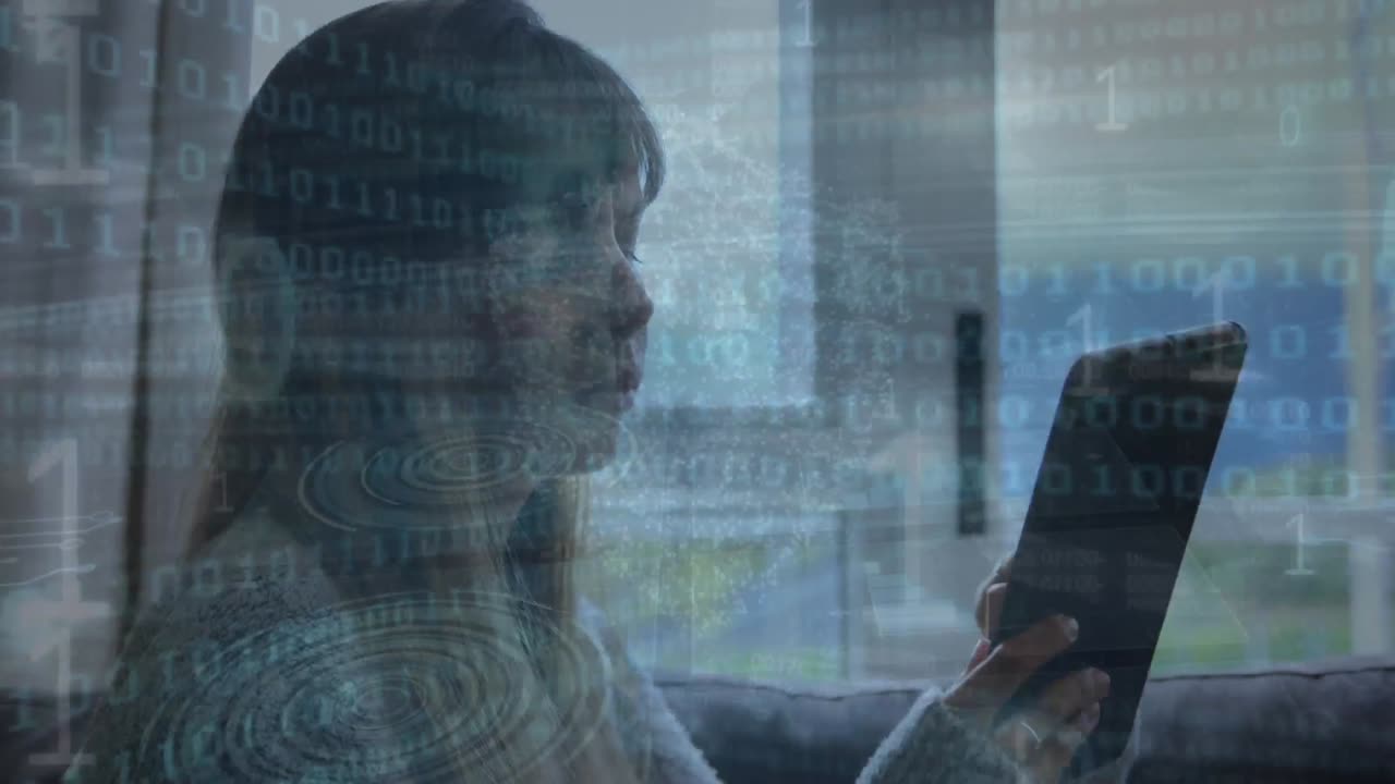 animación de códigos binarios en bucle sobre una chica caucásica que usa una tableta digital en casa