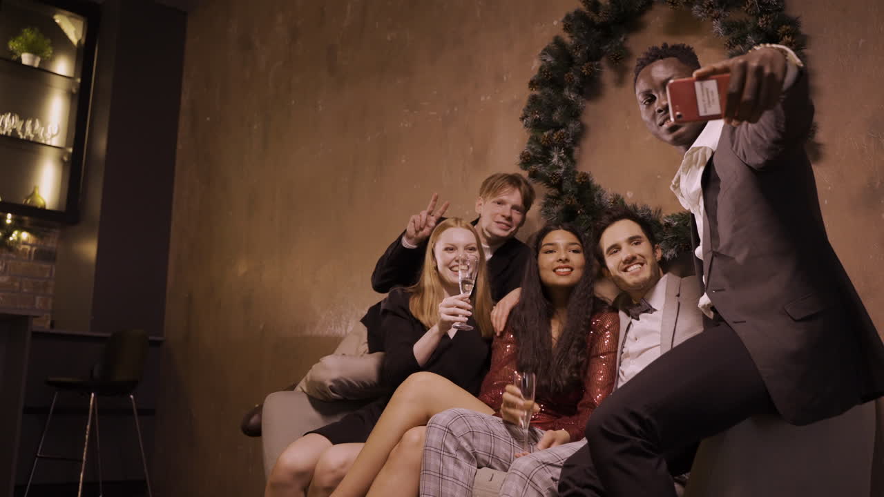 grupo de amigos vestidos con ropa elegante disfrutando de la fiesta de año nuevo