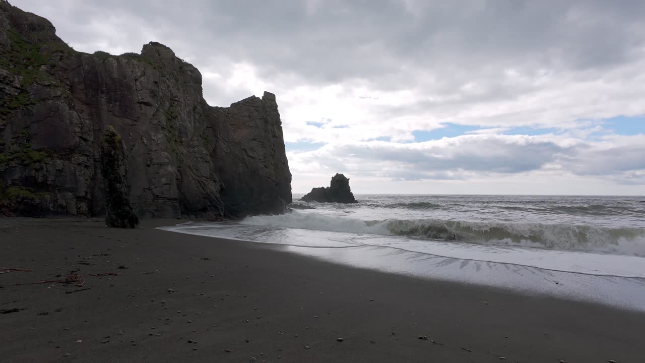 la espuma de surf y las mareas tempranas de la mañana en la playa de tra na mbno bunmahon waterford irlanda