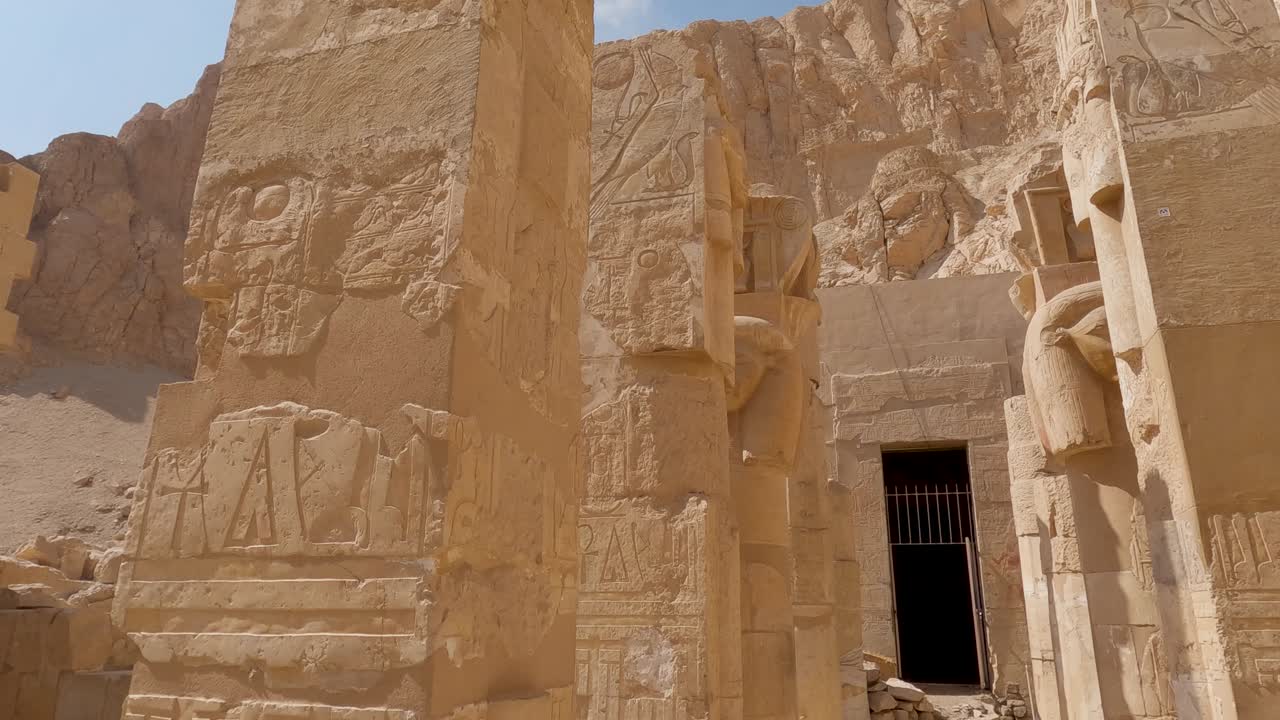 cacerola lenta de impresionantes columnas esculpidas en el templo de hatshepsut en luxor egipto