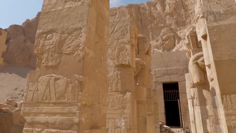 Cacerola-Lenta-De-Impresionantes-Columnas-Esculpidas-En-El-Templo-De-Hatshepsut-En-Luxor-Egipto