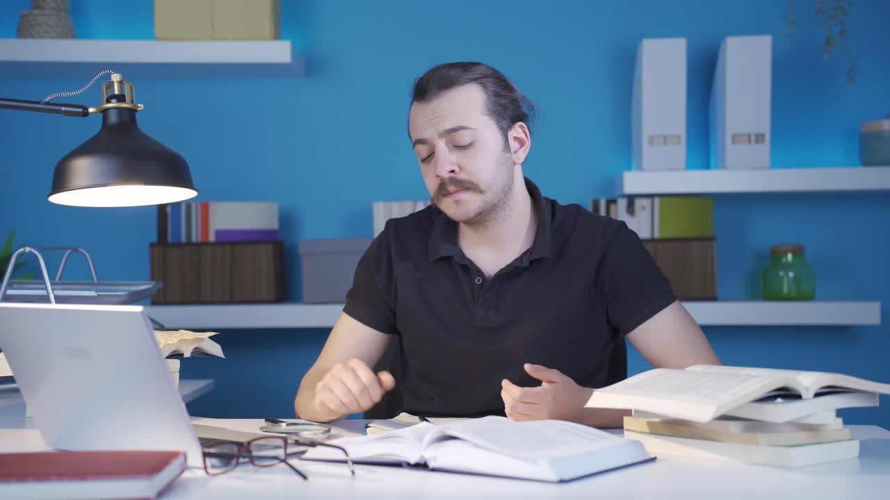 el hombre que trabaja en trabajos problemáticos y defectuosos está molesto.