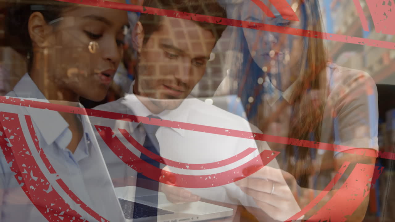 창고에서 다양한 노동자들을 대상으로 노트북을 사용하는 백인 여성의 애니메이션