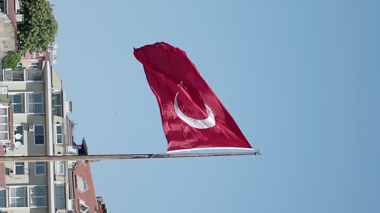 bandera turca ondeando en el viento