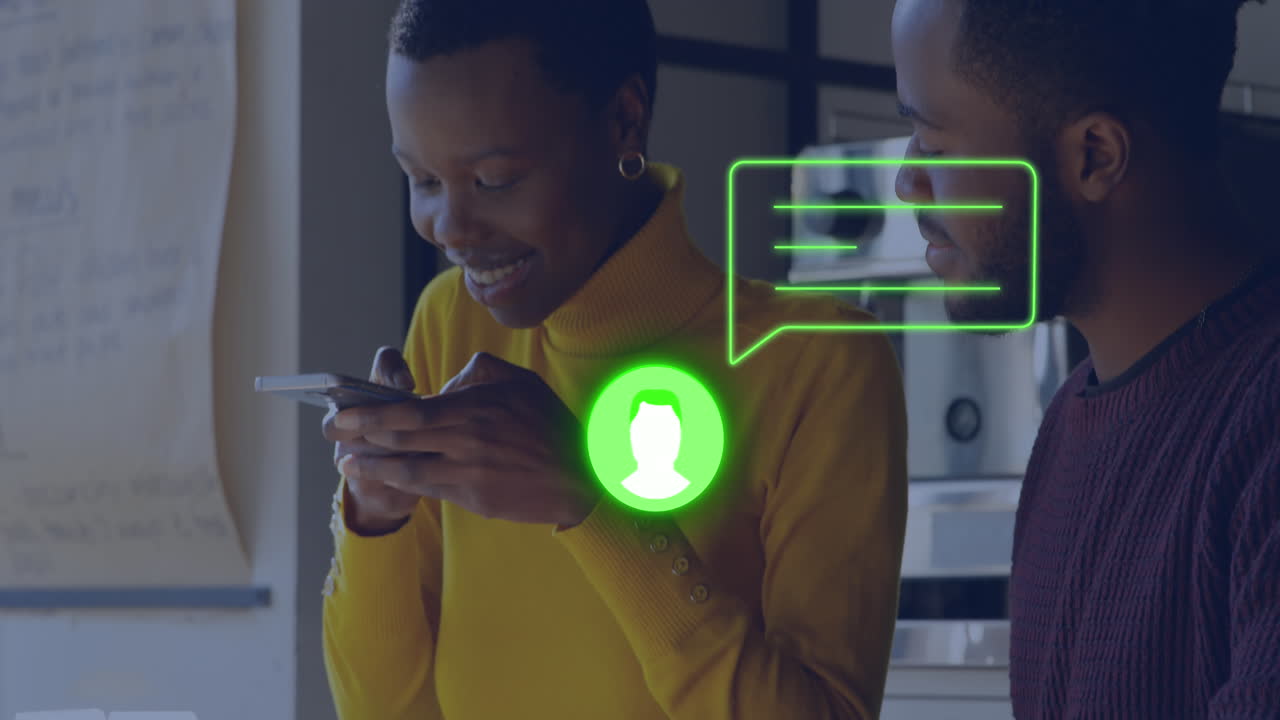 animación de perfil de neón y icono de mensaje contra mujer afroamericana tomando una foto en un café