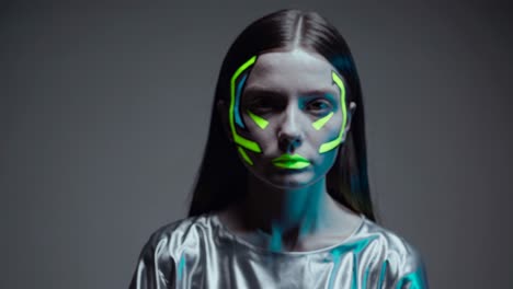 Retrato de una mujer cyberpunk
