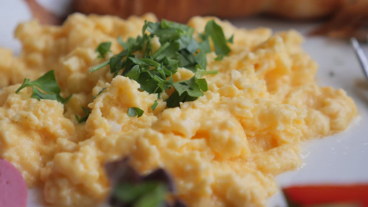 huevos revueltos para el desayuno