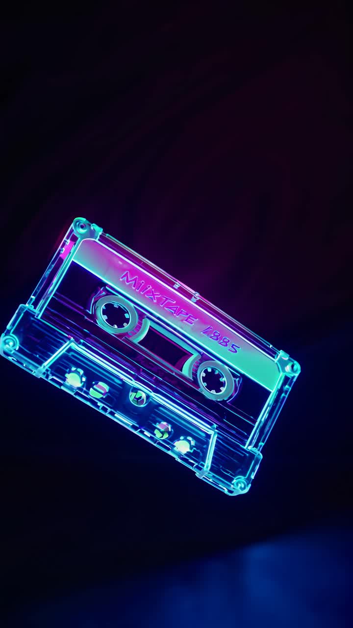 Opera d'arte di musicassetta al neon con un bagliore vibrante rosa e giallo, leggermente angolata verso l'alto