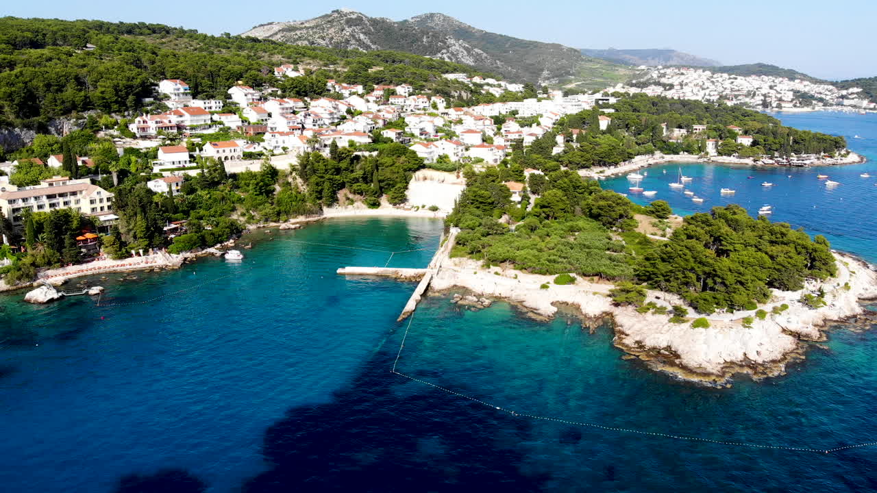 Utsikt över en fantastisk skärgård framför staden Hvar, Kroatien.