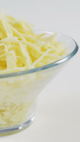 queso rallado en un tazón