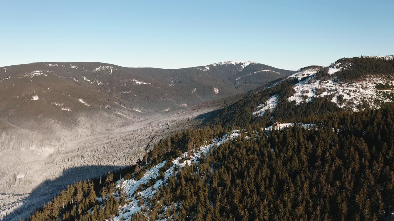 fotografía de un avión no tripulado de un valle montañoso de invierno cubierto de nieve en la república checa