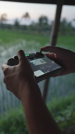 explorar un primer plano detallado del panel de control del dron, mostrando sus botones, diales y joysticks desde una perspectiva precisa e inmersiva