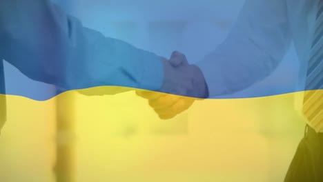 Animation-Von-Kaukasischen-Geschäftsleuten,-Die-Die-Flagge-Der-Ukraine-Schütteln