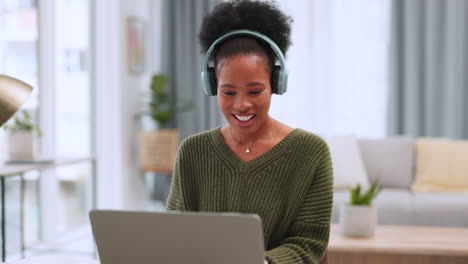 Mujer-Negra-Disfrutando-De-La-Musica