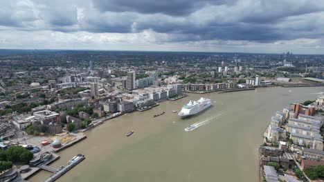 Crucero-Amarrado-En-Greenwich-En-El-Río-Támesis-Vista-Aérea-De-Drones