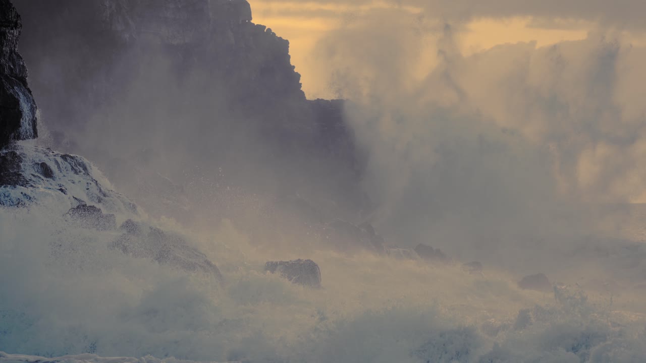 cámara lenta extrema de hermosas olas del océano chocando contra kaiaka rock molokai hawaii 4