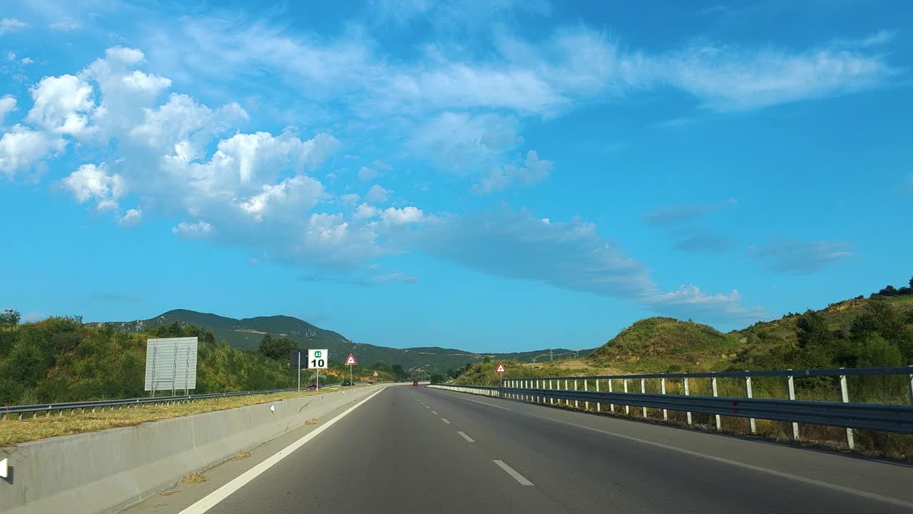 오픈 도로에서 여행하는 자동차 슬라이드, 다채로운 풍경과 시골의 경치적인 아름다움을 포용, 여름 모험