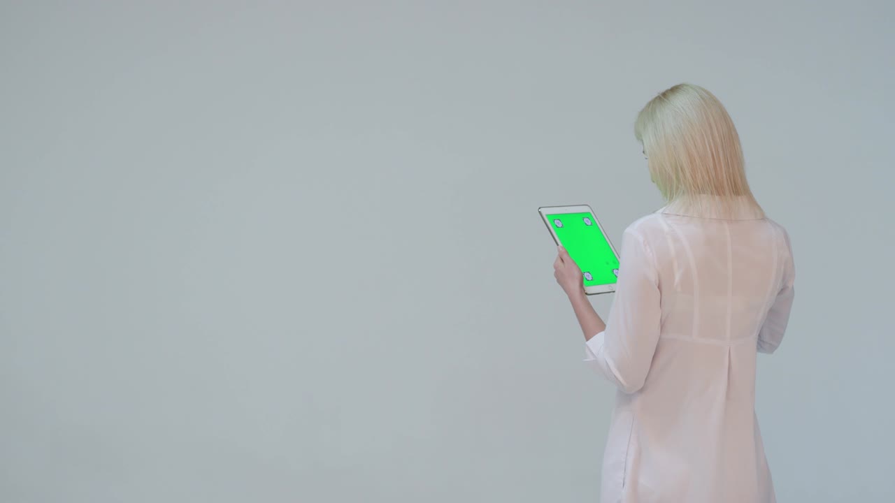 닥터는 태블릿 컴퓨터의 녹색 화면을 누르며