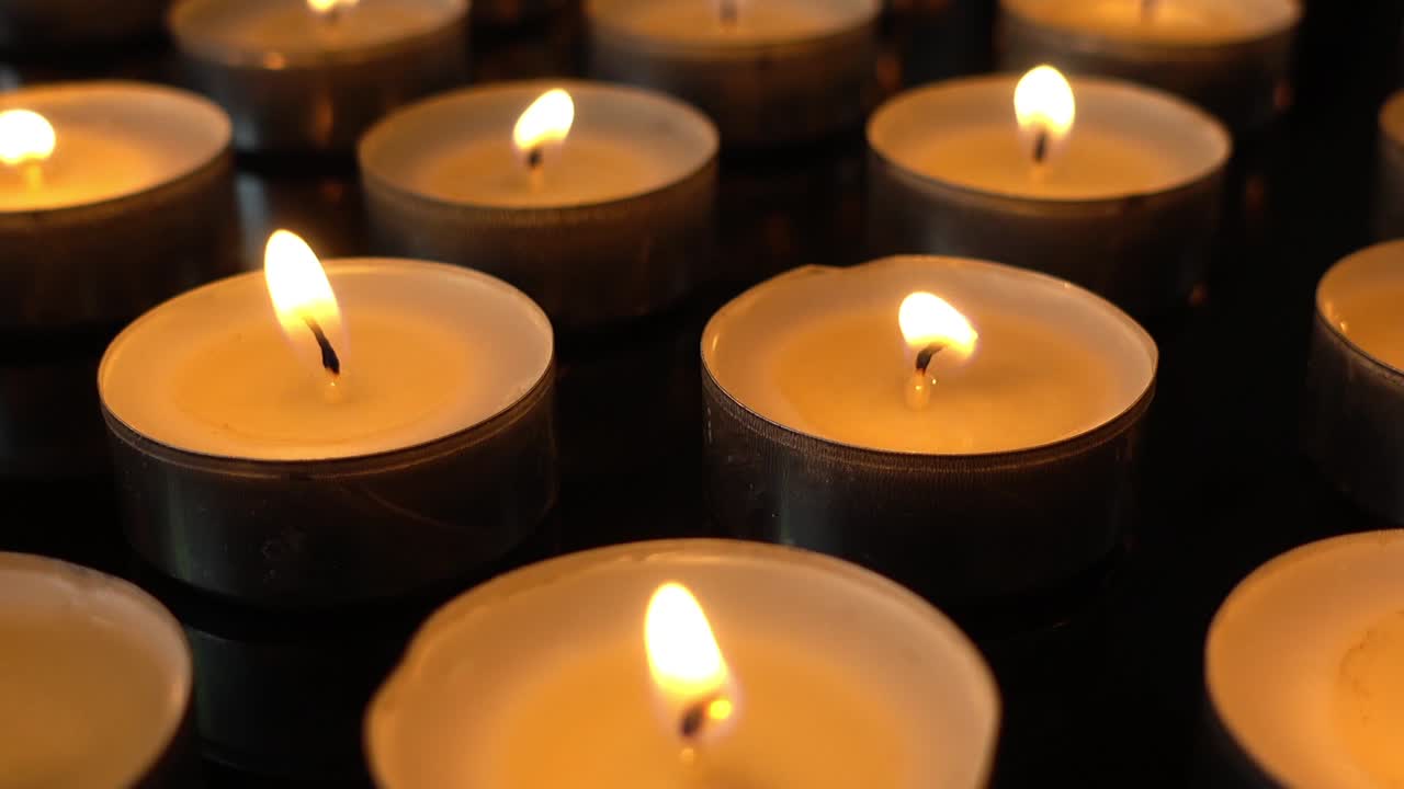 Candele su sfondo nero