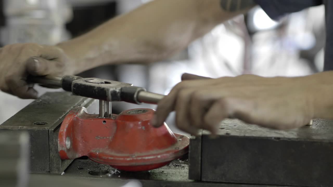 los trabajadores están trabajando parafusos nuevos pernos con la mano