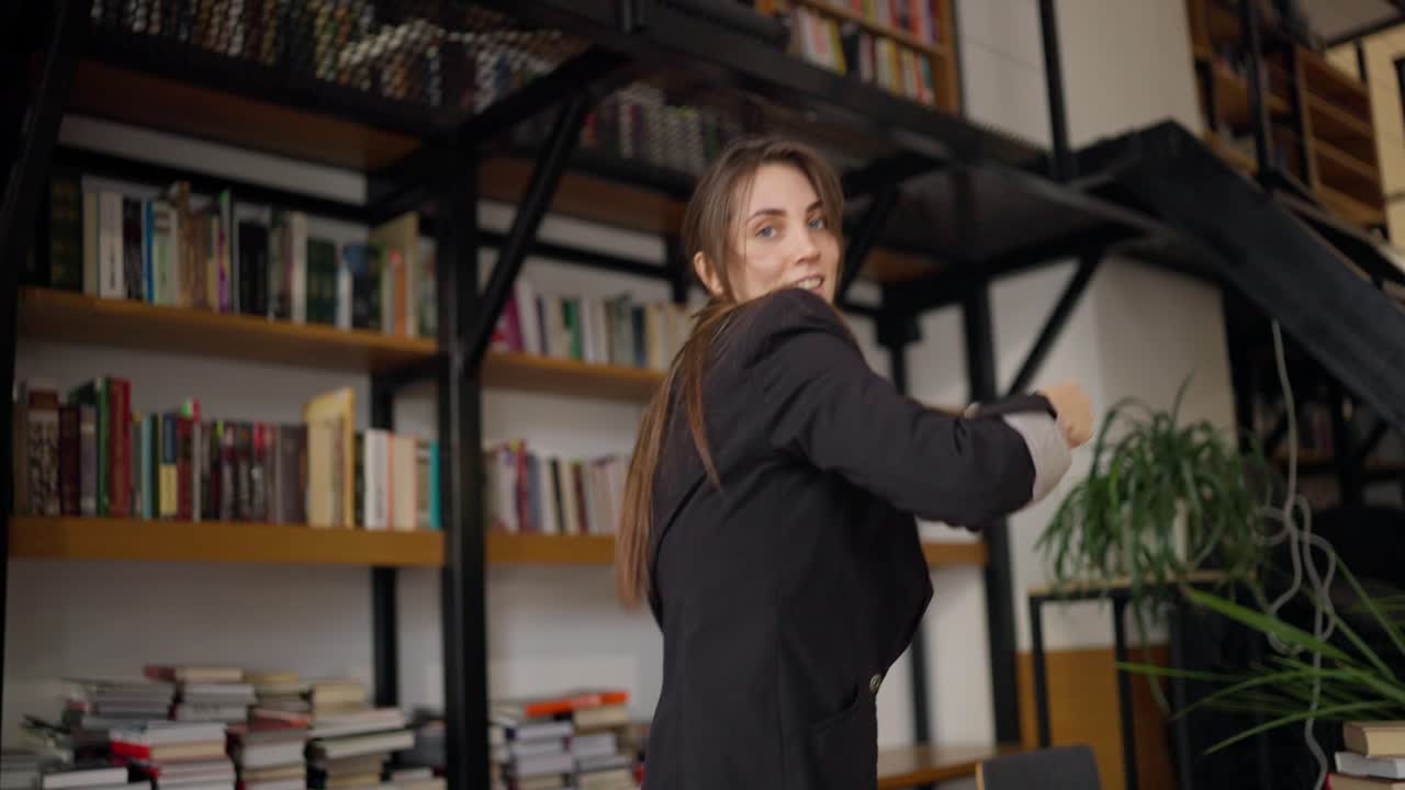 mujer en una biblioteca