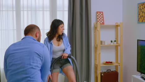 mujer bailando con la aspiradora