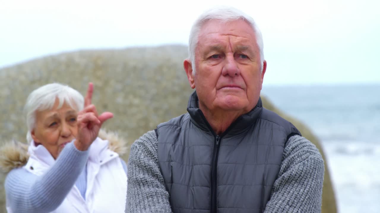 고령 부부 가 서로 논쟁 하고 있다