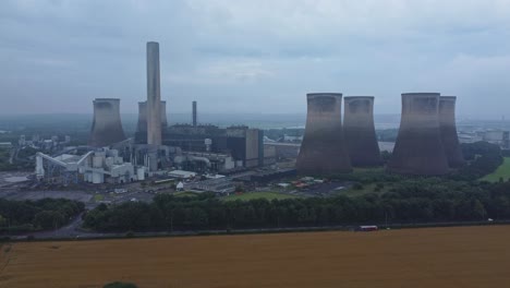 Imposanter-Betonkühlturm-Kraftwerk-Ackerland-Landschaft-Luftaufnahme-Langsam-Nach-Vorne-Steigender-Schuss