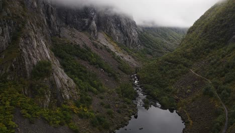 Flächenaufnahmen-Eines-Wunderschönen-Tals-In-Westnorwegen