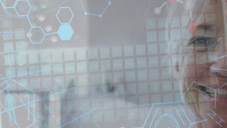 animación de estructuras moleculares y datos médicos sobre la mitad sonriente de la cara de una mujer caucásica mayor
