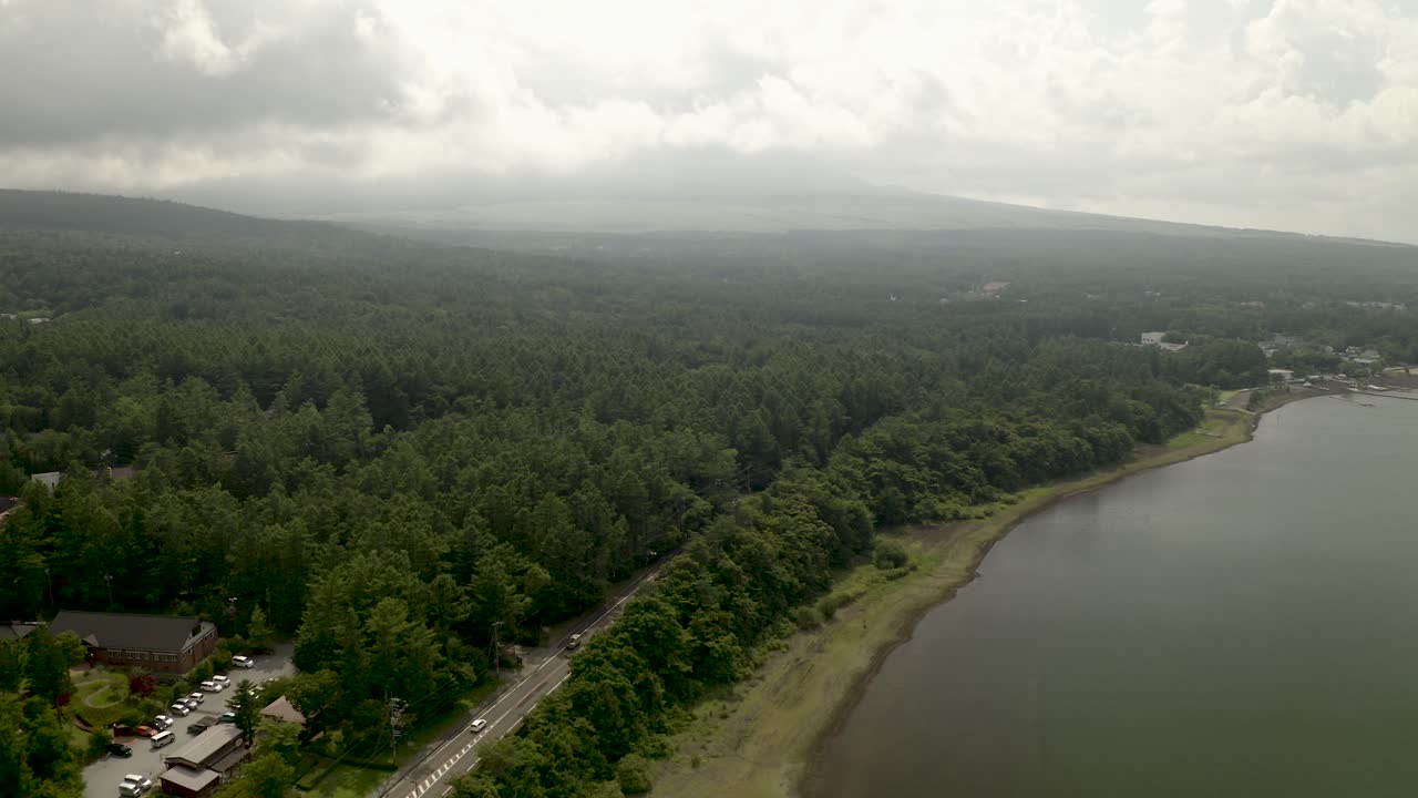 antena de drones sobre el lago yamanaka y el monte fuji, japón, asia