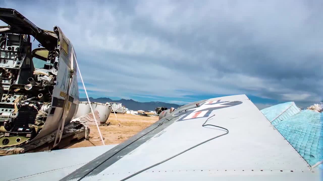 grandes tomas de lapso de tiempo a través de un depósito de chatarra o depósito de aviones abandonados