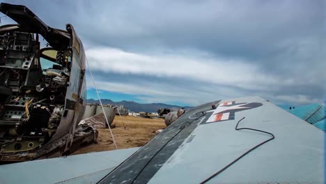 grandes tomas de lapso de tiempo a través de un depósito de chatarra o depósito de aviones abandonados