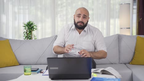 Hombre-Trabajador-De-Oficina-En-Casa-Mirando-La-Cámara-Con-Miedo-Y-Duda.