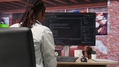 programador escribe código en la computadora, ingresa comandos, ejecuta scripts