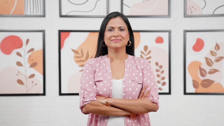 mujer india moderna segura de sí misma