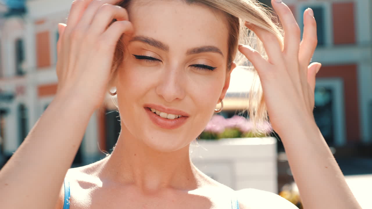 야외에서 아름 다운 여자