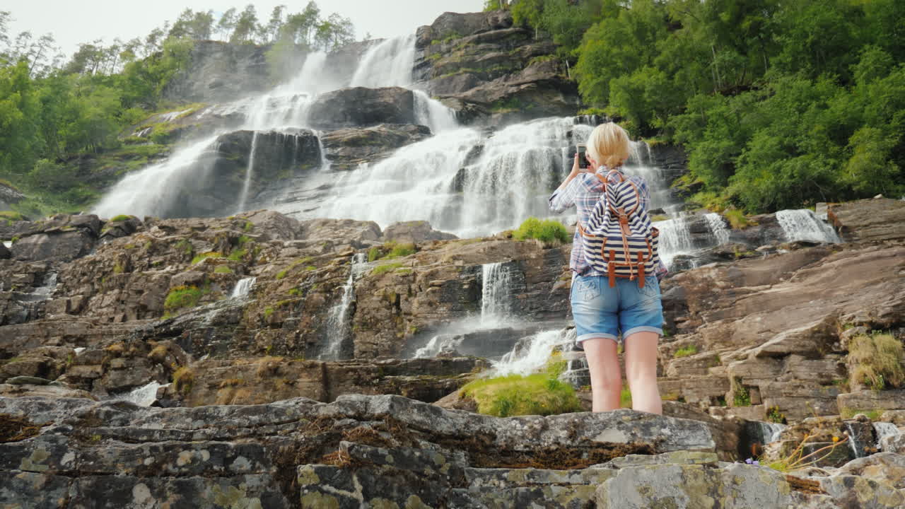 el turista fotografía la cascada más alta de noruega según la leyenda el agua de este agua