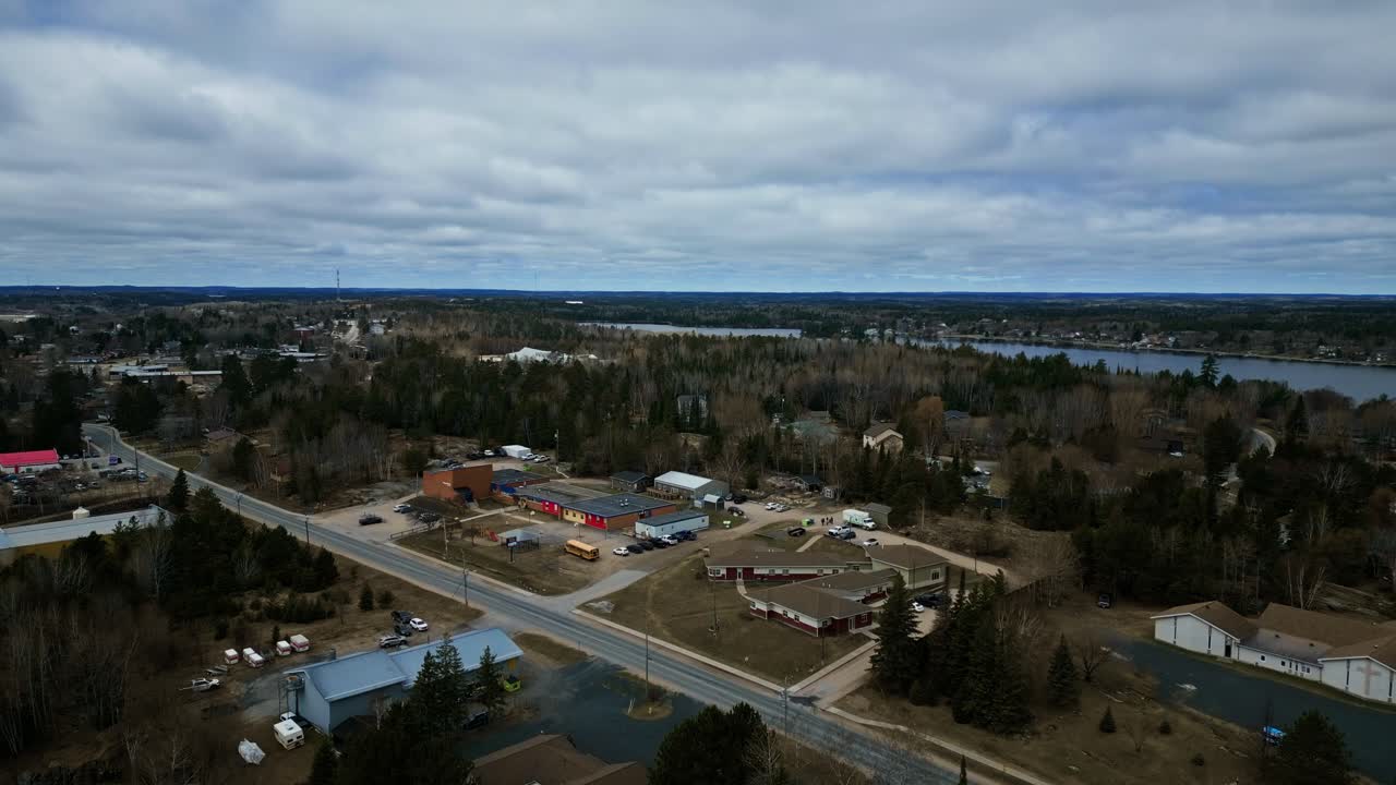 cabaña aérea de gran ángulo en el lago de los bosques de kenora, ontario, canadá