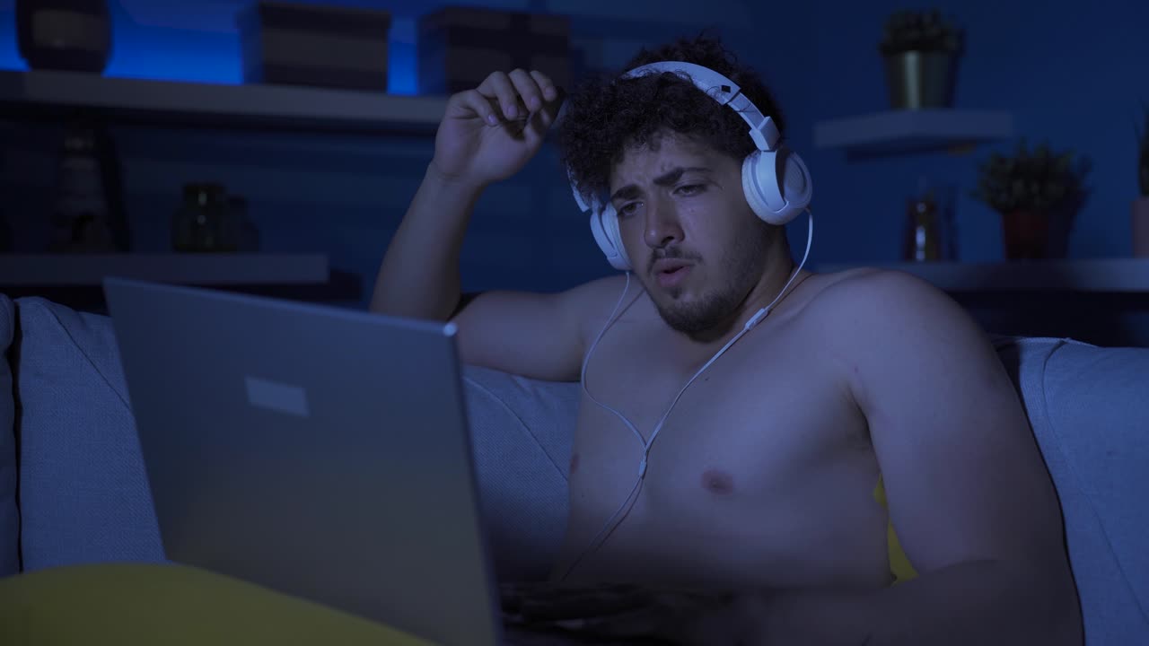 hombre joven viendo películas de terror y thriller, documentales.