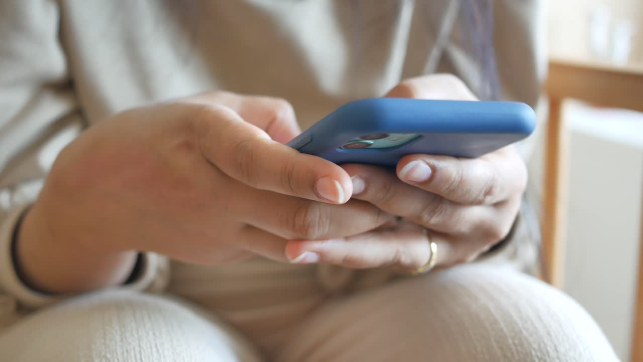 mujer usando un teléfono inteligente