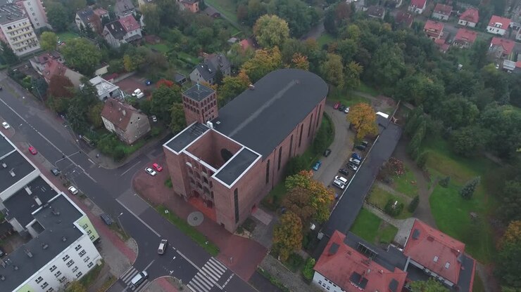 Vista Aérea de uma Igreja Moderna de Tijolos em uma Área Residencial