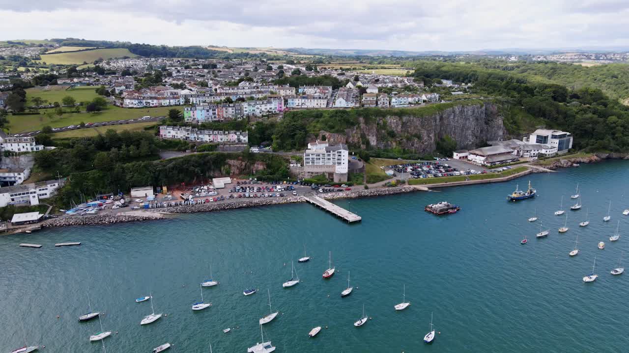 hermoso y famoso puerto deportivo de brixham, puerto deportivo en devon, reino unido