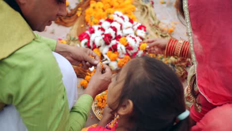los padres jóvenes con la hija celebran decoran para el festival de diwali