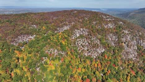 Una-Vista-Aérea-Sobre-Las-Montañas-En-El-Norte-Del-Estado-De-Nueva-York-Durante-El-Otoño