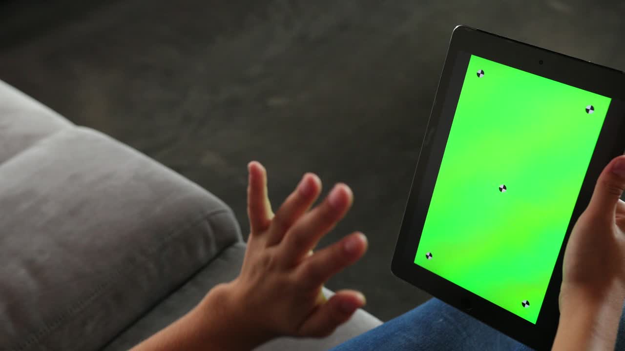 여성 손 바쁜 브라우징 태블릿. 온라인 채팅을 통해 서로 대화. 비디오