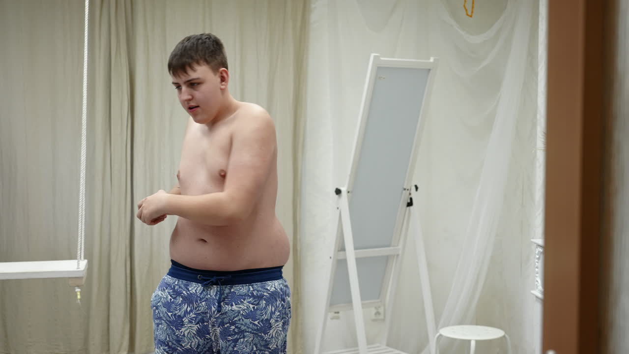 ejercicio adolescente con sobrepeso en casa, pérdida de peso y concepto de estilo de vida saludable