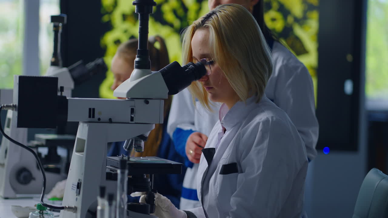 실험실에서 현미경을 사용하는 과학자들