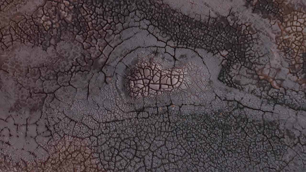 suelo oscuro agrietado en la superficie de la tierra causado por el calentamiento global, antena